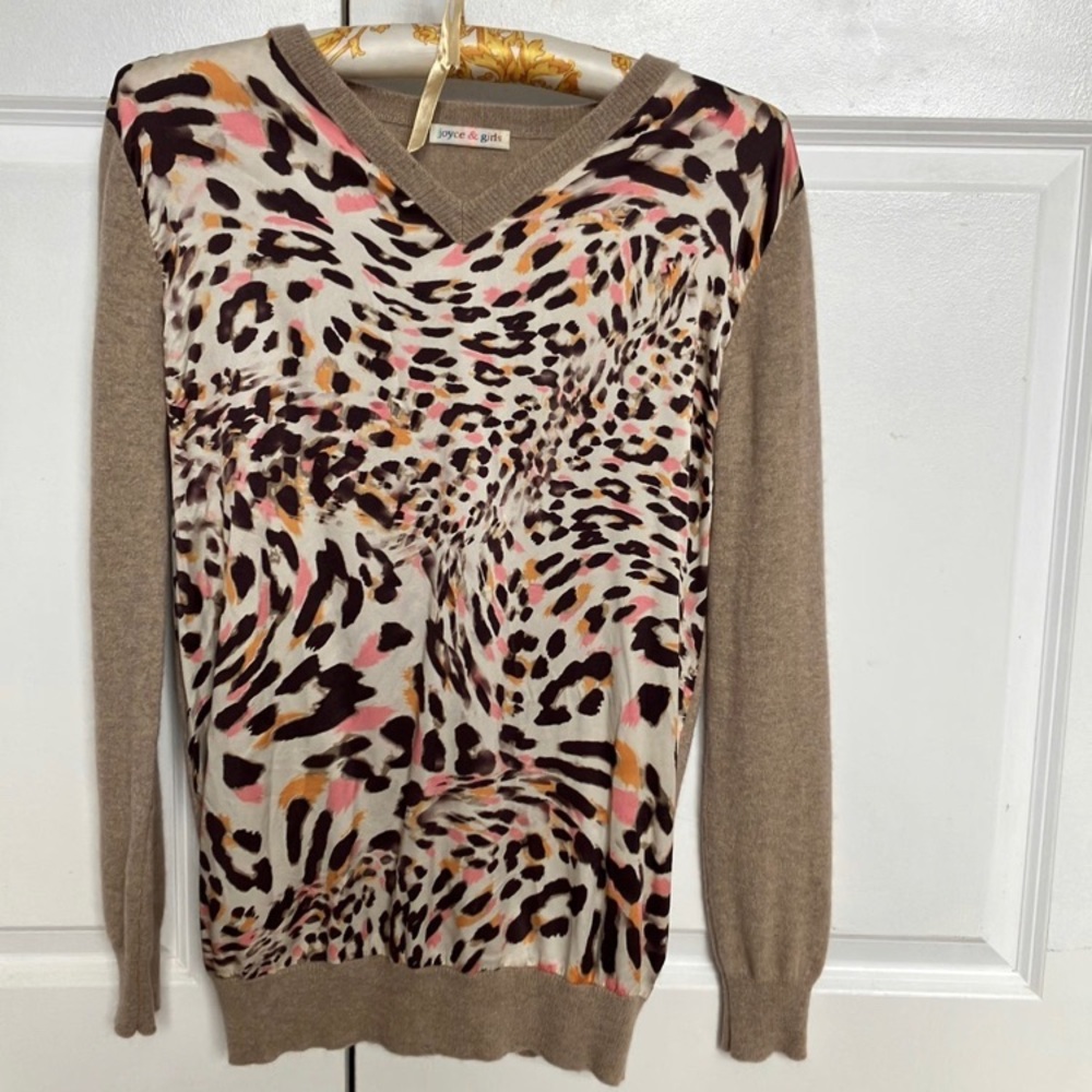 Cashmere sweater with leopard print